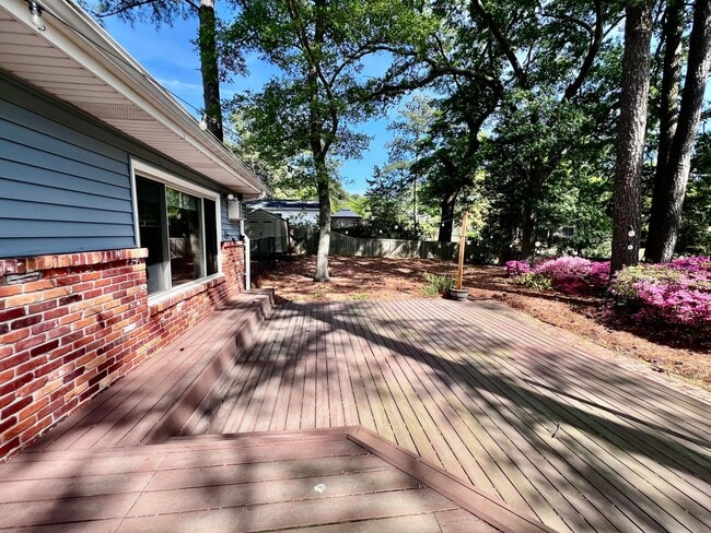 Building Photo - Beautiful waterfront home