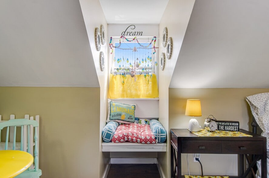 Cushiioned dormier window nook - 540 E Taylor St