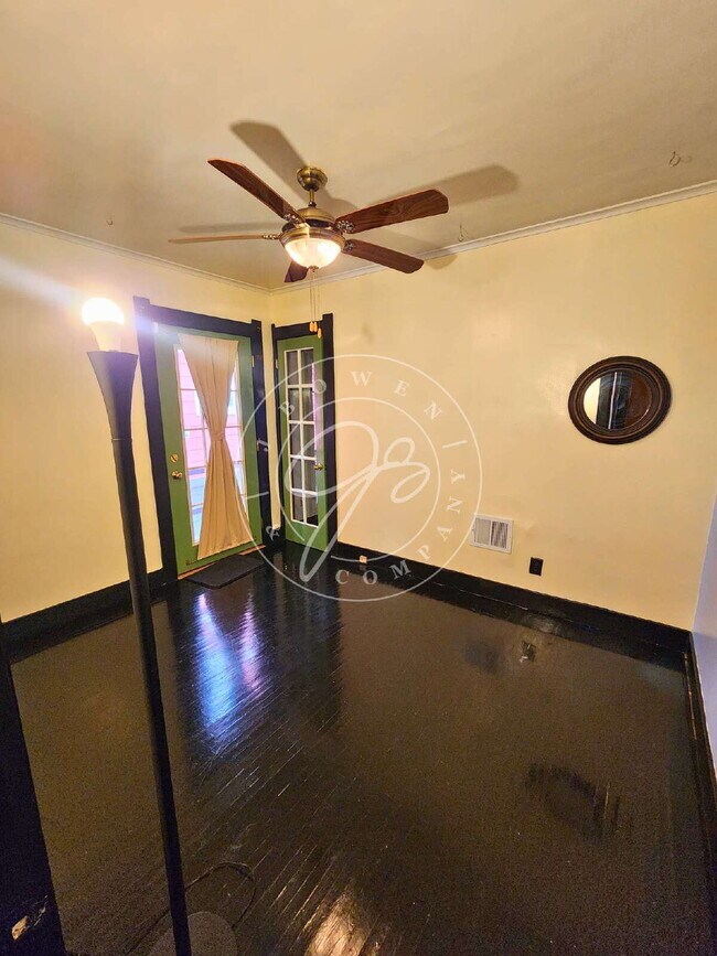 Building Photo - Adorable but unique 3+ bedrooms with bonus rooms! Fenced yard!
