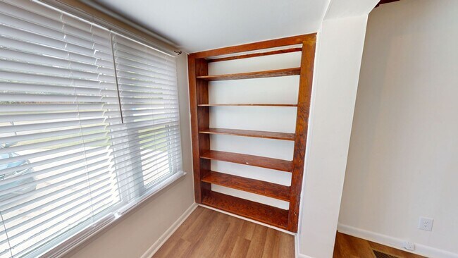 Building Photo - 3 Bedroom with 2 Living Rooms & finished b...