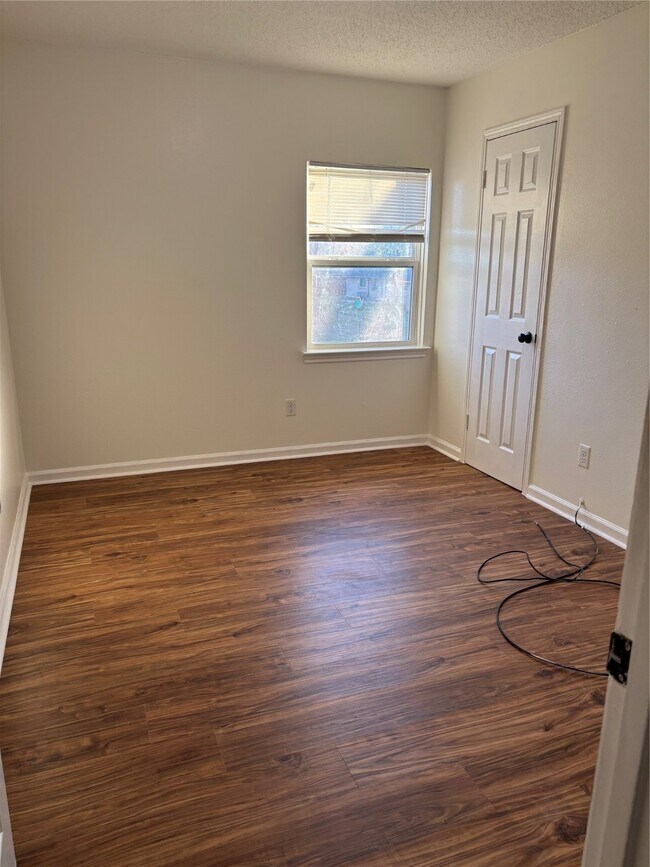 Building Photo - 4322 Woodmont Dr