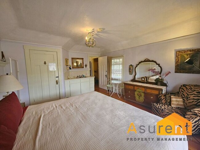 Building Photo - Charming Furnished unit close to downtown ...