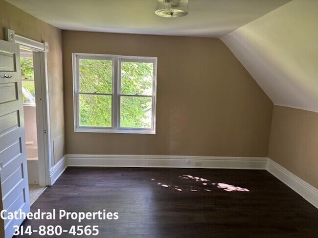 Building Photo - Charming 2 Story House in an Amazing Location