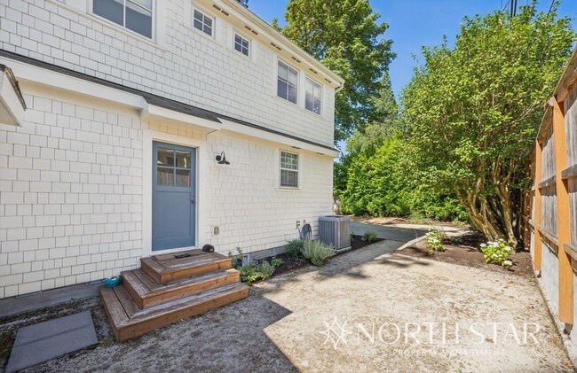 Building Photo - Charming Broadmoor Historic Farmhouse on a...