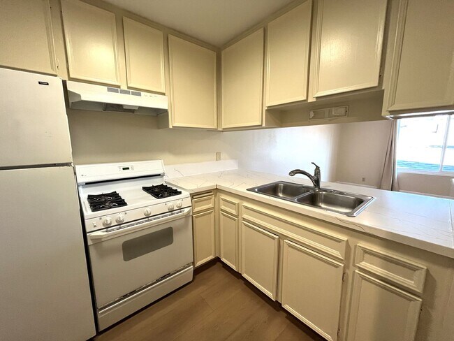 Building Photo - 2 Bedroom Apartment in North Park, Upstair...