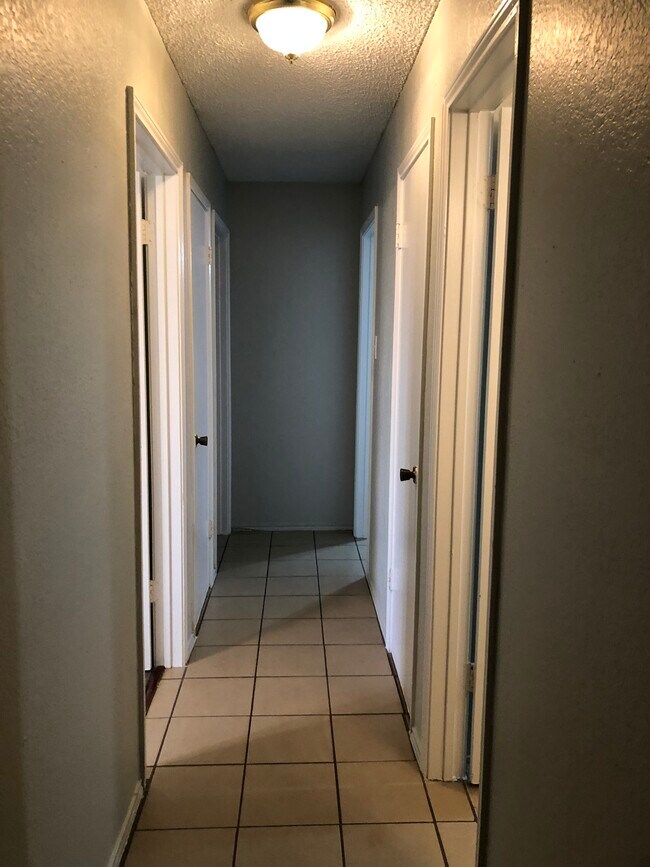 Building Photo - 909 NW Summercrest Blvd