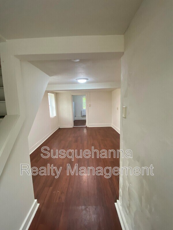 Building Photo - 127 S Cherry St