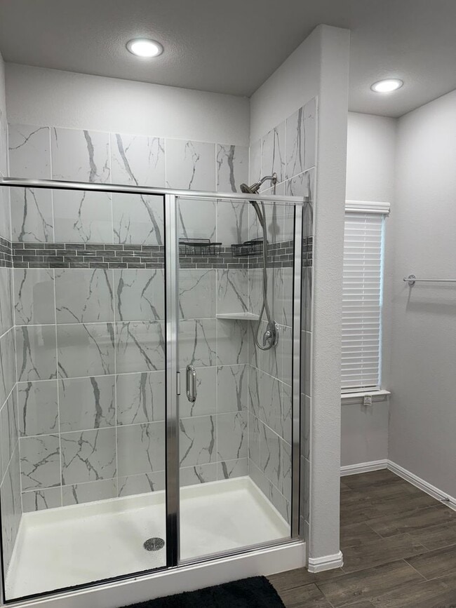 Building Photo - Spacious 5BR House in Pilot Point