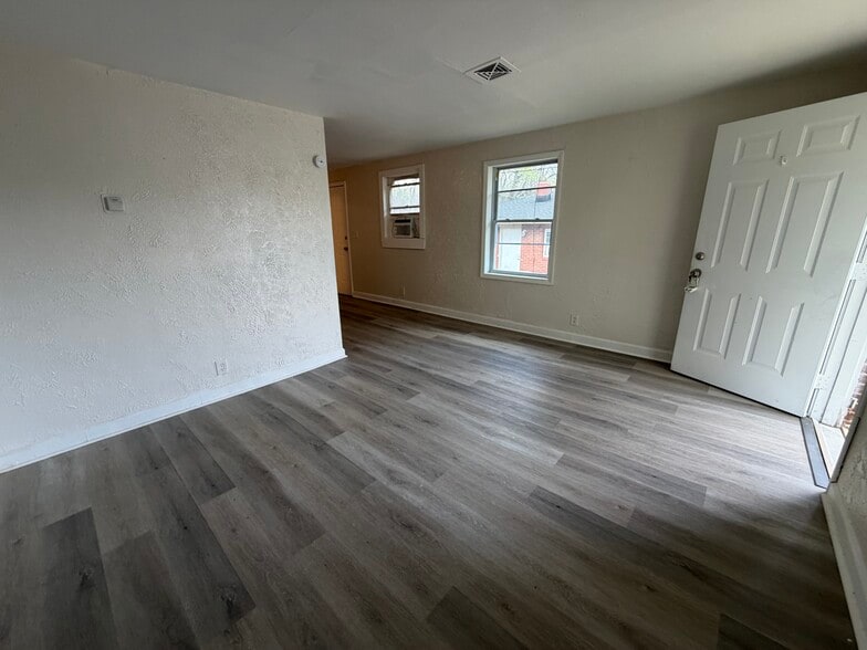 Building Photo - 900 Richland St