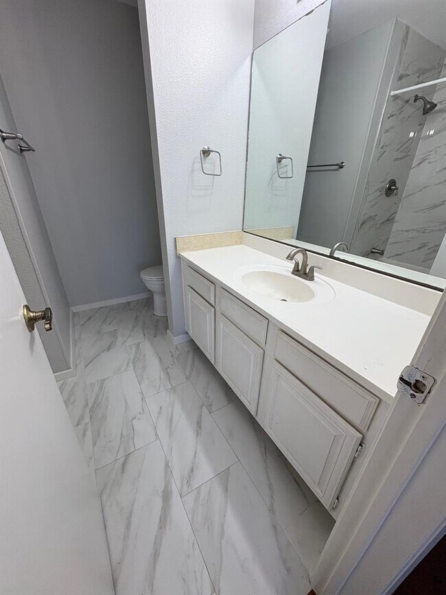 Building Photo - 806 W 24th St