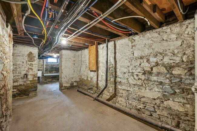 Building Photo - Brand New Remodel - 4BR / 2BA Home in Manchester - In-Unit Laundry, Convenient Location - Availab...