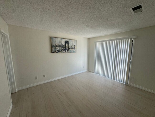 Building Photo - 409 Wimbledon Dr