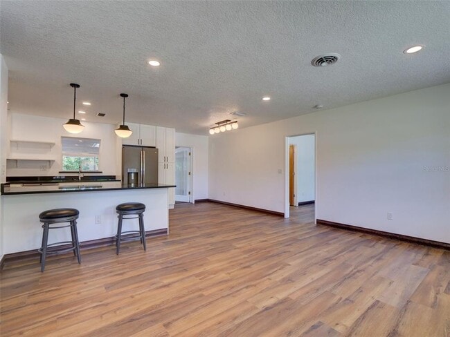 Building Photo - 305 Sunset Dr
