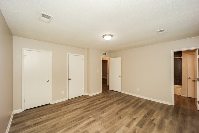 Building Photo - 9453 Forest Knoll Dr