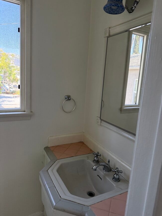 Building Photo - 408 N Doheny Dr