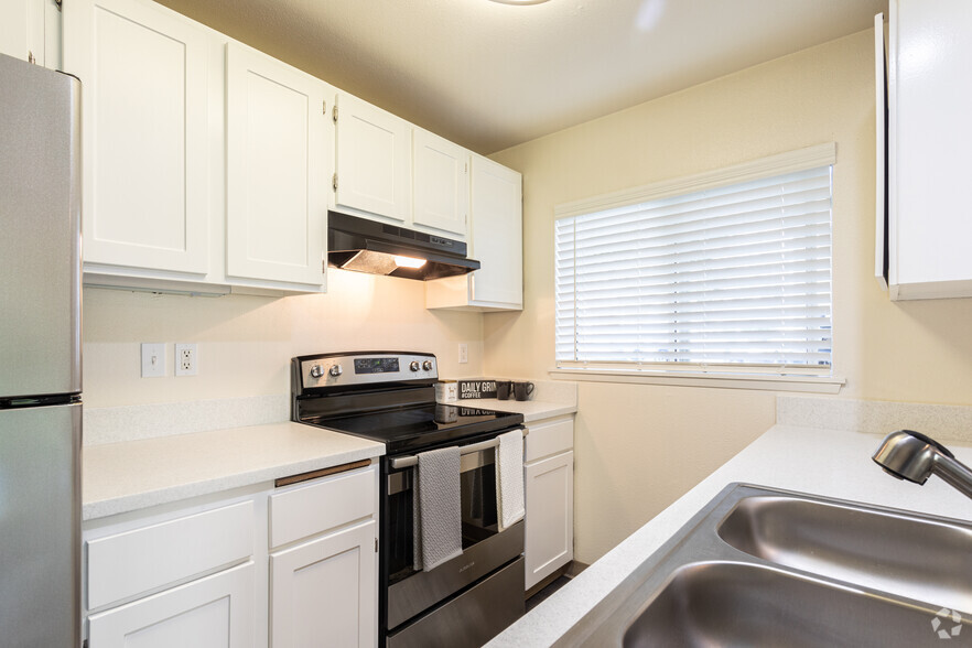 1BR, 1BA - 720SF - Westhampton Apartments