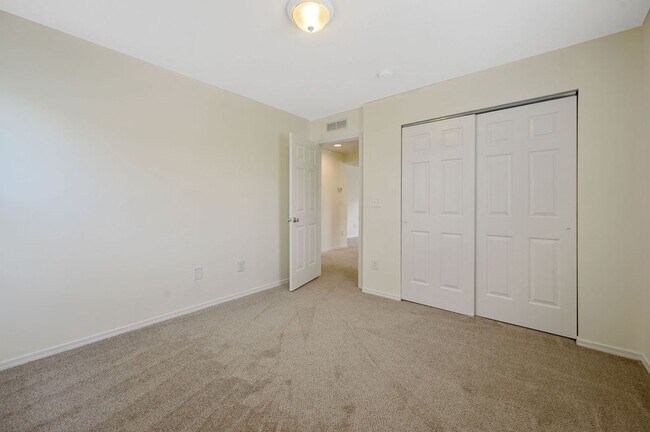 Building Photo - 3 Bedroom Open Concept with Enough Room fo...