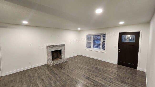 Building Photo - Remodeled 3 bedroom Ranch Style Milwaukie Home With SS Appliances, Fenced Backyard, Garage, & Ext...