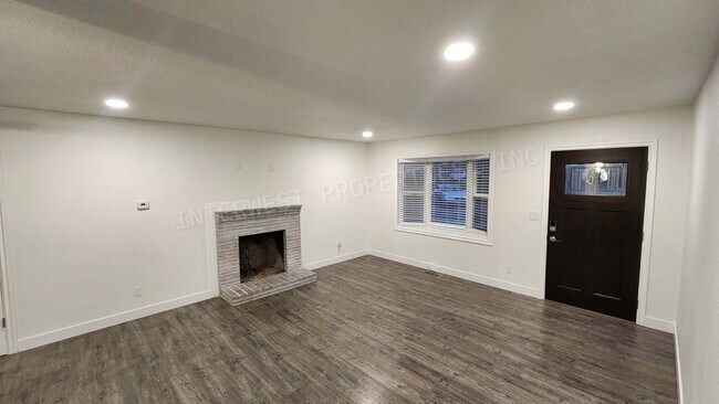 Building Photo - Remodeled 3 bedroom Ranch Style Milwaukie Home With SS Appliances, Fenced Backyard, Washer/Dryer ...