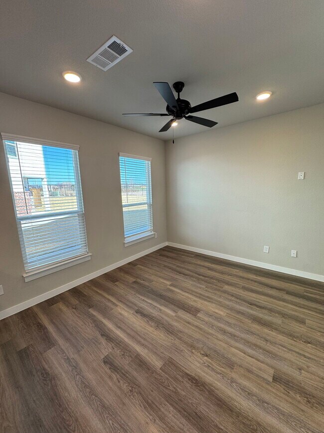 Building Photo - 200 White Water Dr