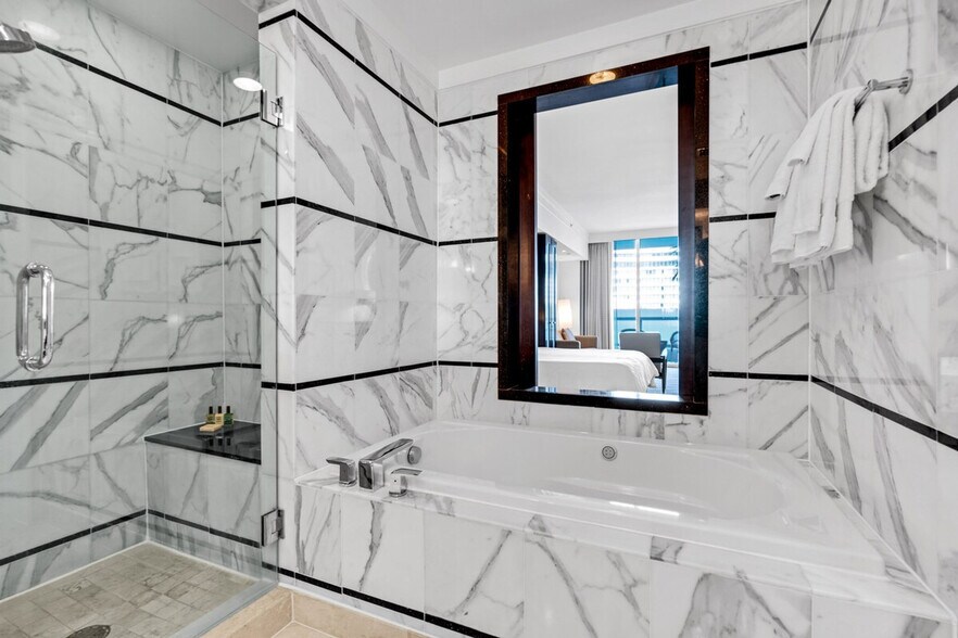 Building Photo - 4441 Collins Ave