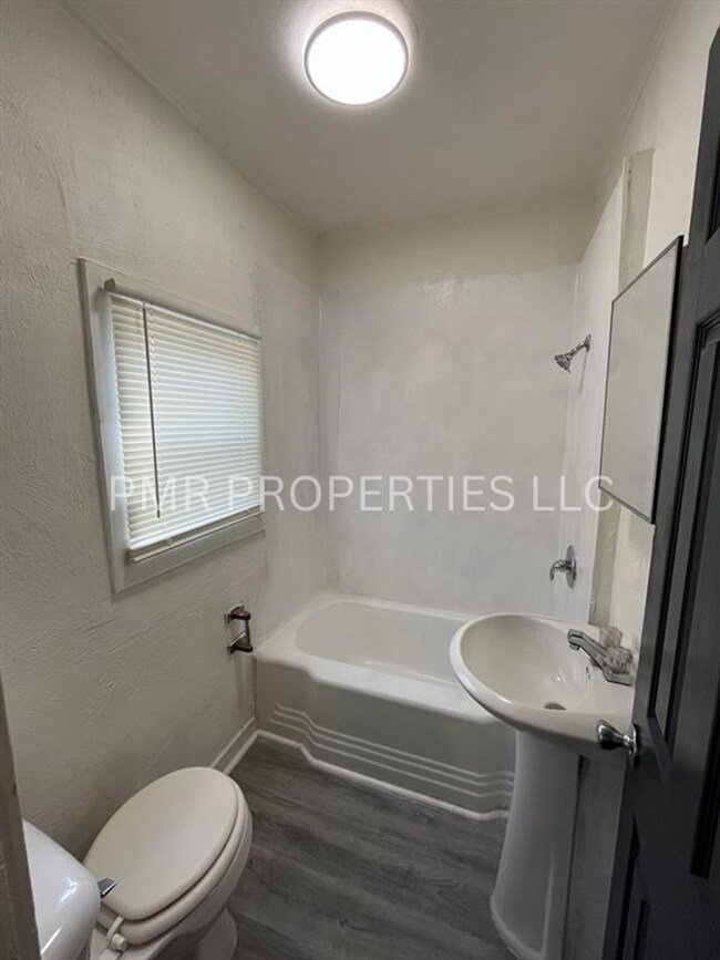 Building Photo - 1 Bedroom /1 Bathroom- House