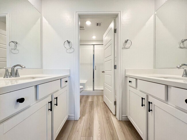 Building Photo - 10773 Briset Ct