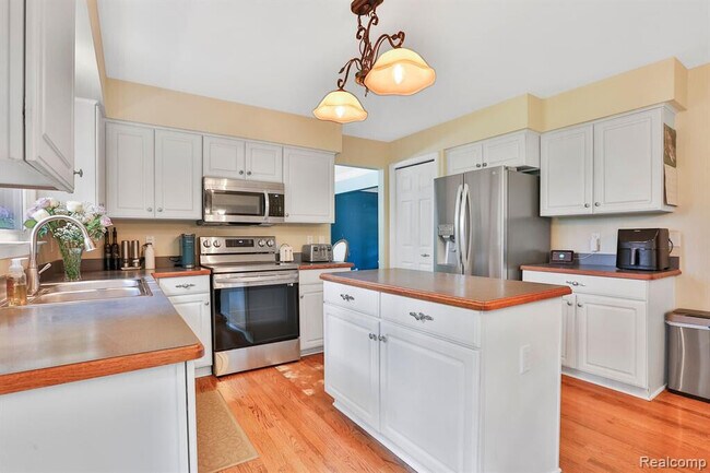 Building Photo - 3288 Hickory Dr