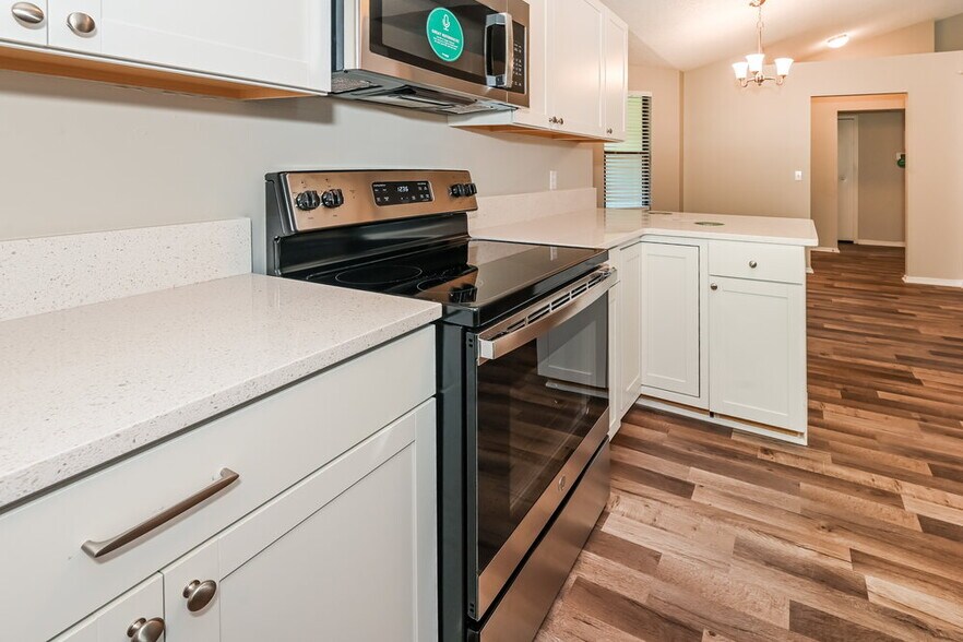 Building Photo - 1290 Bee St N