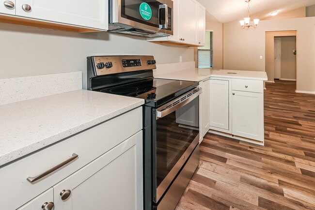 Building Photo - 1290 Bee St N