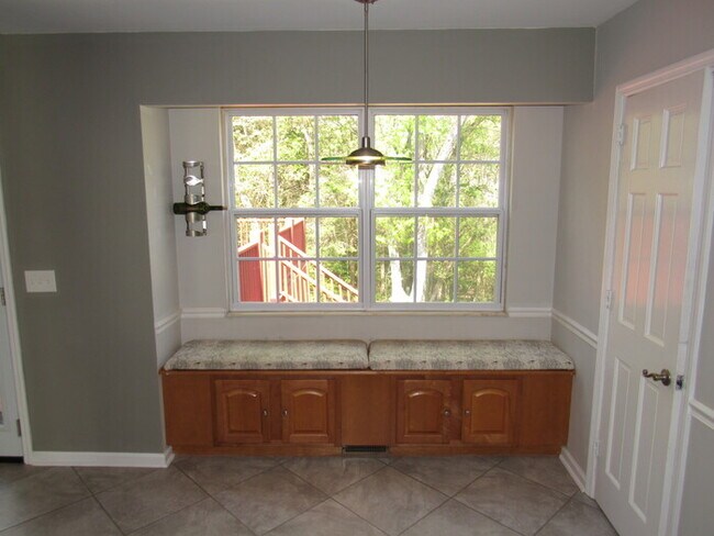 Building Photo - 4 bedroom home w/ walking trail to Percy P...