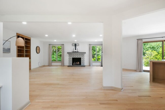 Building Photo - 5 Bed/4.5 Bath Undergrads OK Close to VT