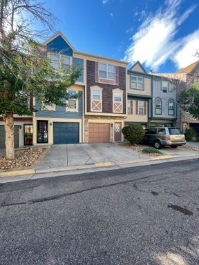 Building Photo - Beautiful 2-Bedroom Townhome in Aurora – Available NOW!