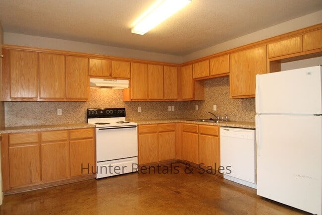 Building Photo - Cove Three-Bedroom!