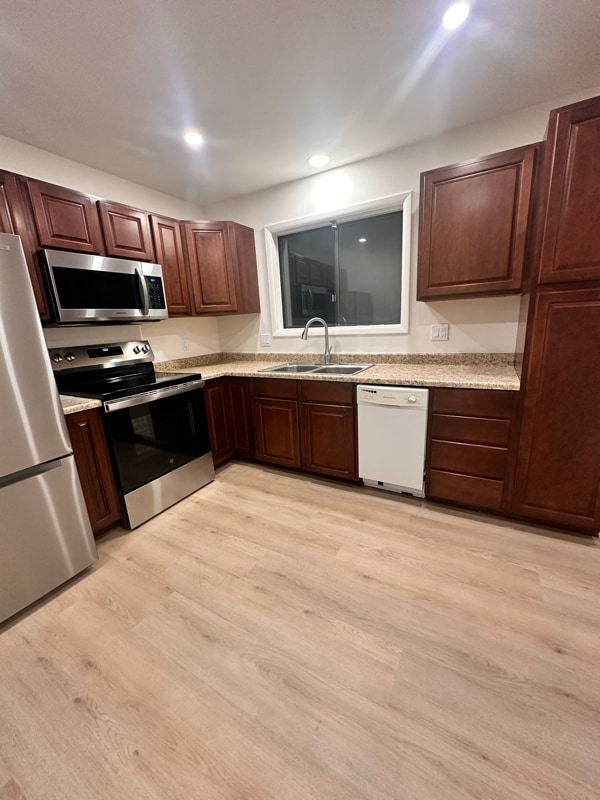 Building Photo - 105 E Peach St