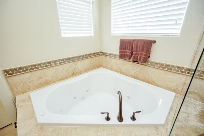 Building Photo - 1108 Peveto St