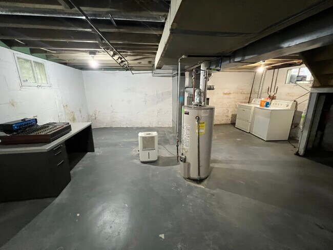 Building Photo - 1300 W Barnes Ave