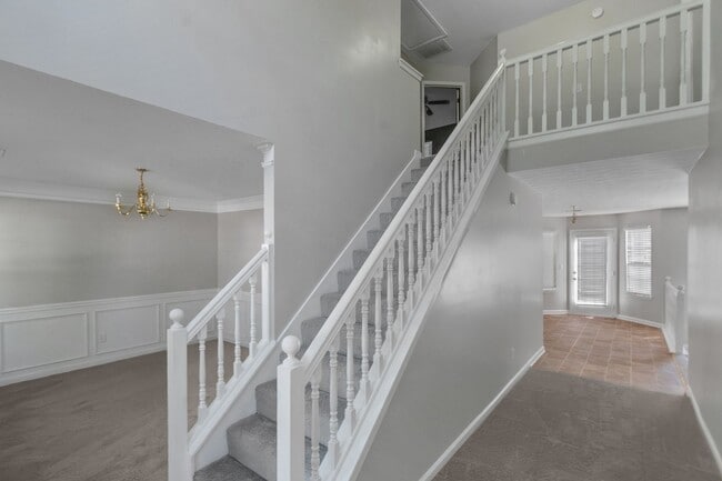Building Photo - Impressive 3 Bed, 2.5 Bath Home