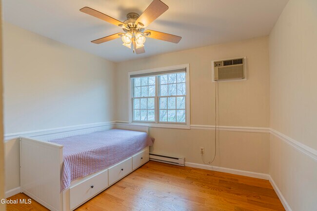 Building Photo - 4 Tompion Ln