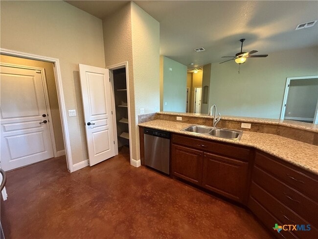 Building Photo - 2011 Sungate Dr