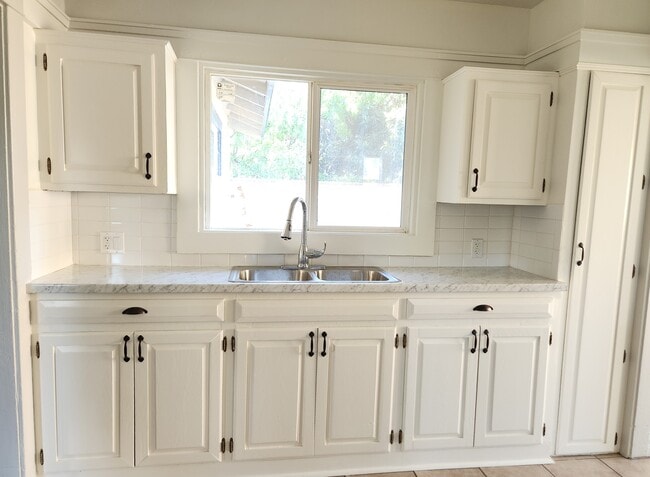 kitchen - 1622 S Campbell Ave