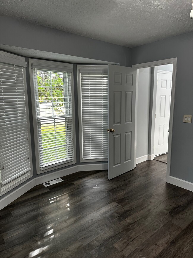 Building Photo - 5 White Oak Bend