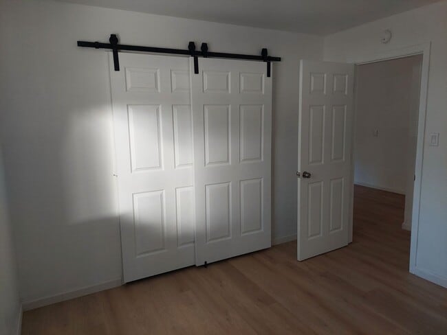 Building Photo - 2 Bedroom near Stateline