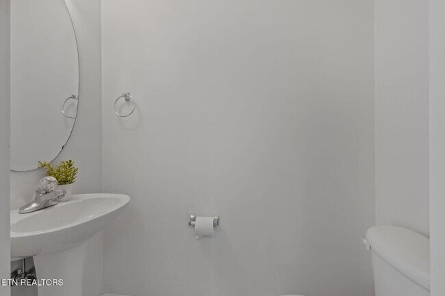 Building Photo - Beautiful End-Unit Condo – Move-In Ready!