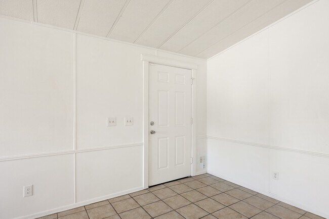 Building Photo - 614 S Andes Rd