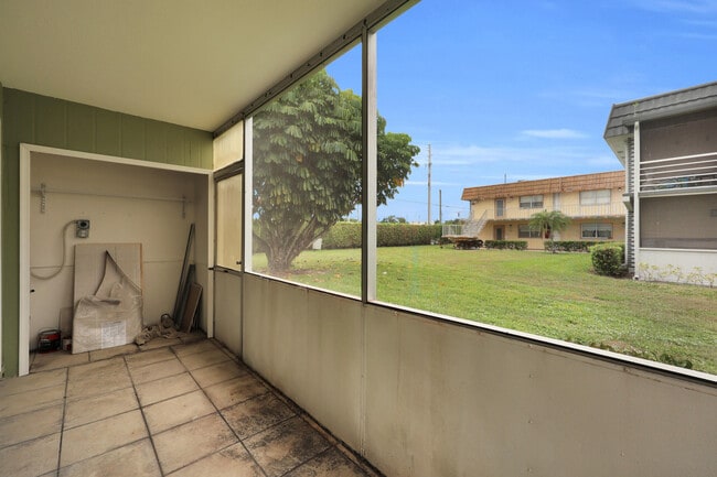 Building Photo - 146 Saxony D