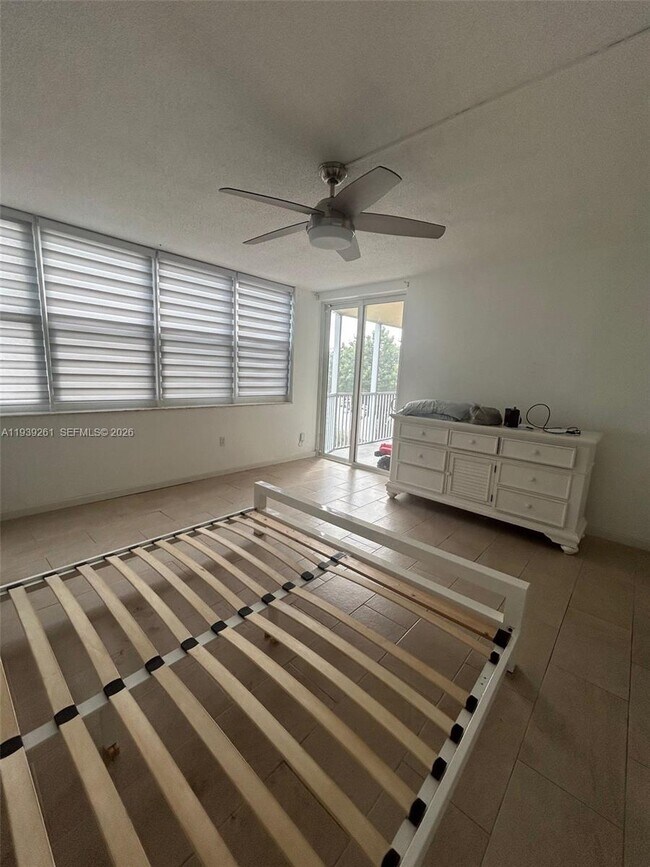 Building Photo - 1750 NE 191st St