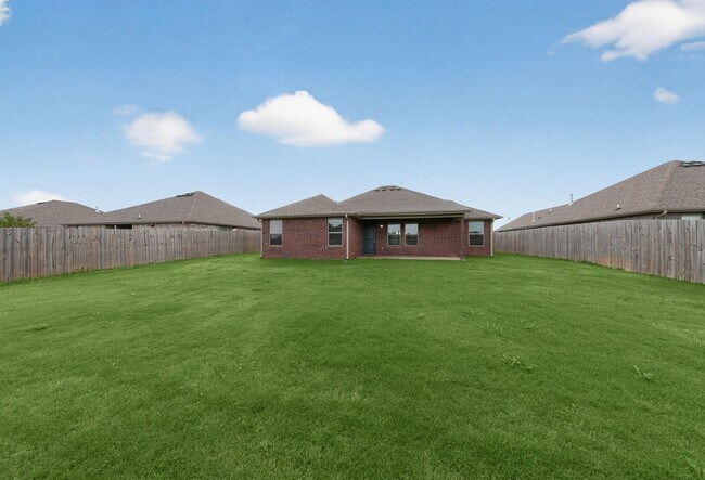 Building Photo - Great House in Quiet Neighborhood Ready to...