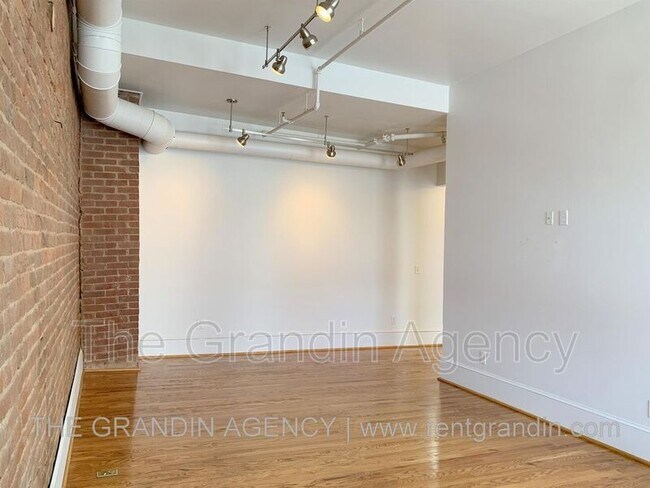 Building Photo - 126 Campbell Ave SW