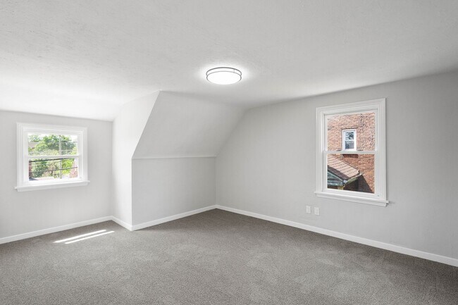 Building Photo - Charming 2 bedroom home in Versailles available August 1!